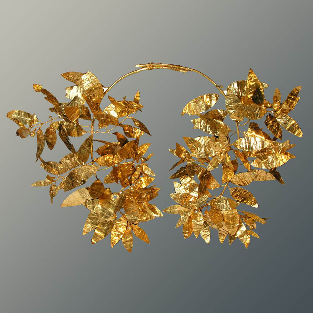The exquisite gold wreath was discovered with the remains of a young woman believed to have been a Thracian princess. It consists of two laurel branches connected to each other with a gold thread, weighing 205 g, made of pure gold. Its leaves are finely drawn from the stalks, and its fruit are in the shape of hollow balls. It imitates a living branch that vibrates with the wind and the movement of the head.