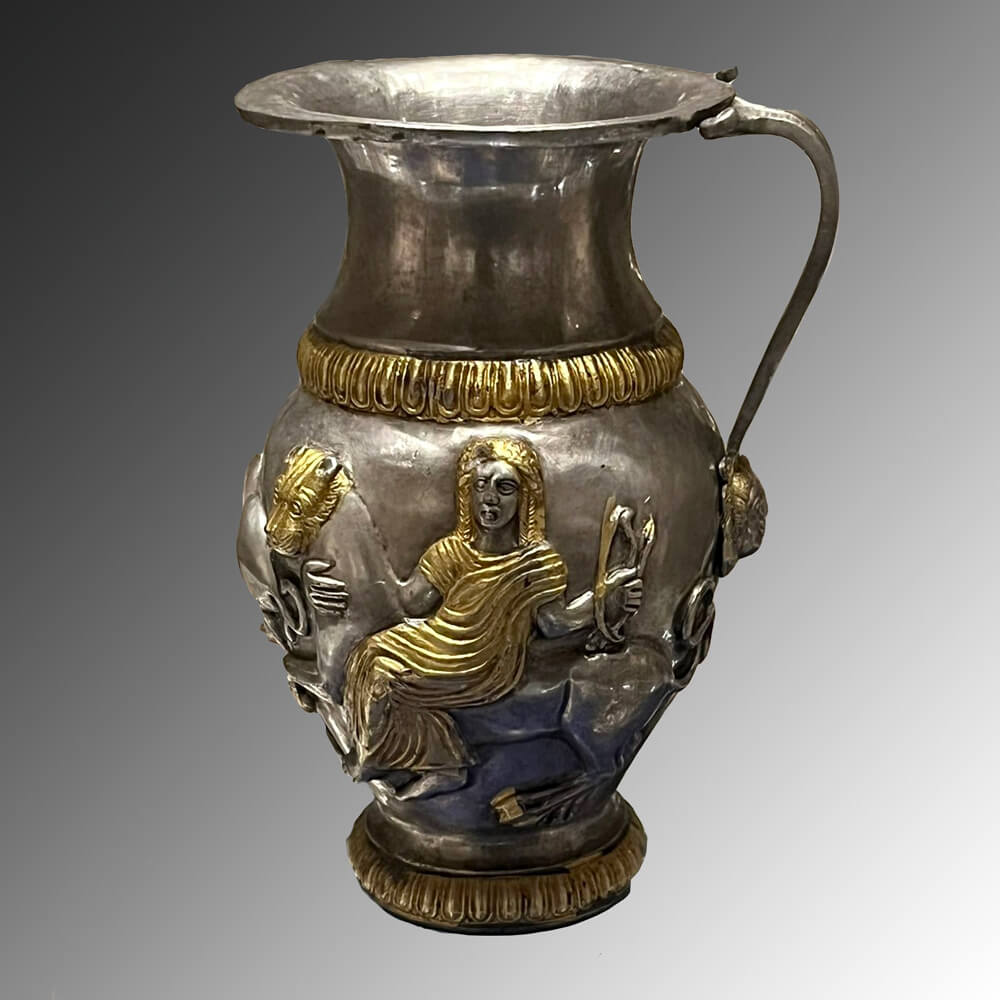 Богинята, изобразена на каничката от Рогозенското съкровище е Великата богиня, яздеща лъв