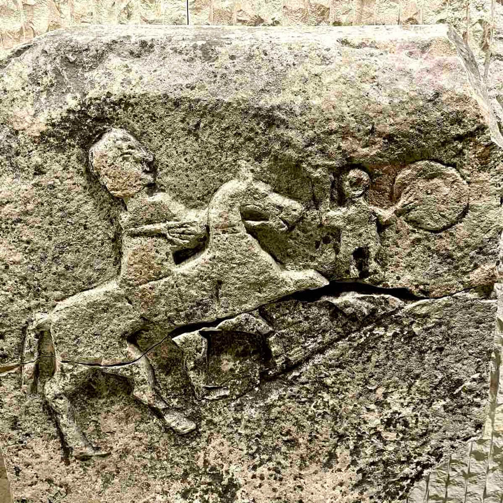 На каменния барелеф е изобразен Херкулес