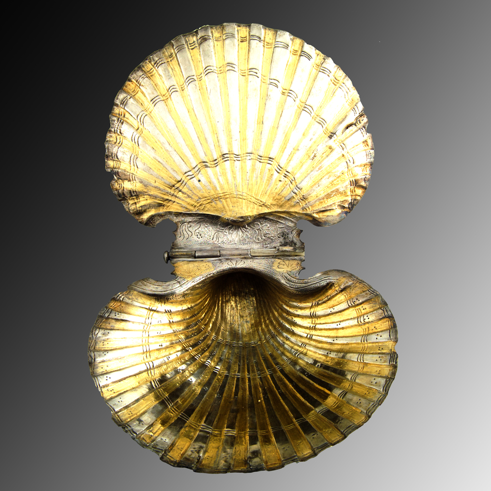 The elegant shell-shaped make-up box has been found in the Golyama Kosmatka mound among the funeral gifts for Seuthes III. The shell is associated withe the myth and the cult of Aphrodite - goddess of love and symbol of femininity and beauty.